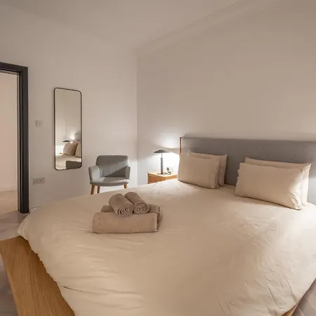 3br Huge Sea Front Apartment, Large Terrace, Views In アパート スリーマ