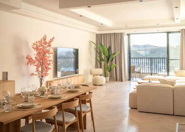 Διαμέρισμα 3br Huge Sea Front Apartment, Large Terrace, Views In *